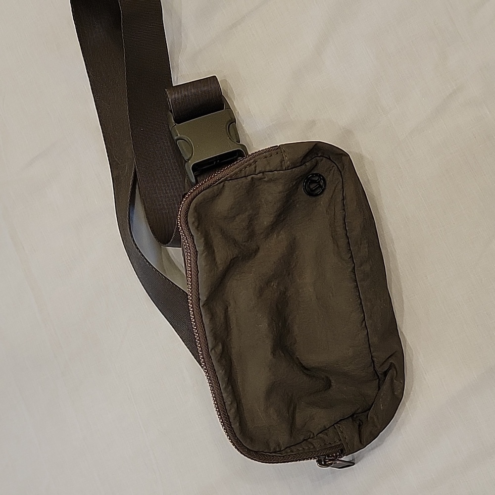 Lululemon Everywhere Belt Bag Army Green - Picture 13 of 13